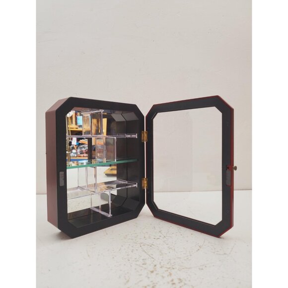 Display cabinet / mahogany / gold corner accents / glass shelf / mirror back / - Picture 7 of 10